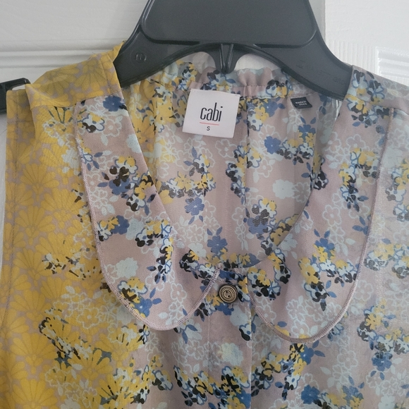 Sleeveless Button Down Blouse - Picture 3 of 4